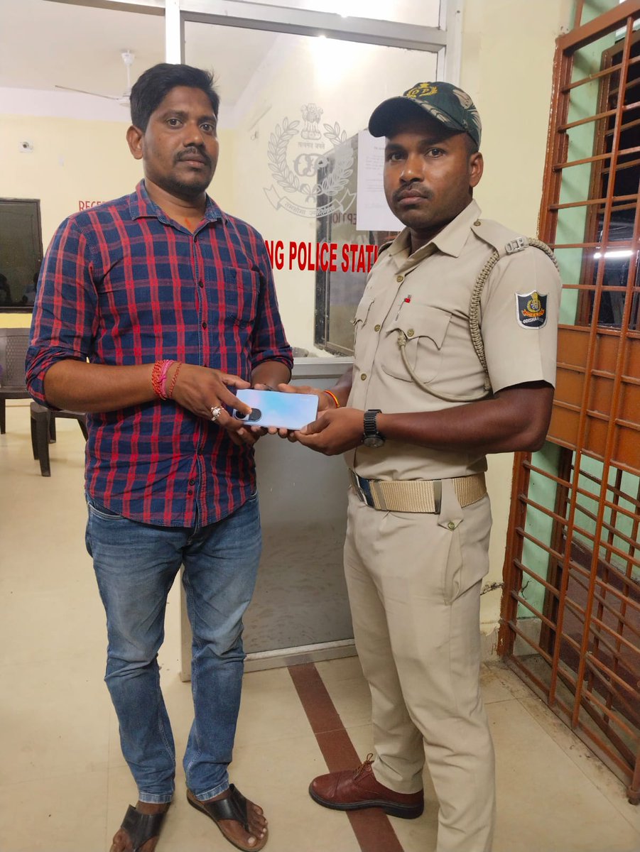 spdhenkanal's tweet image. #ParjangPS, Dhenkanal has recovered two nos. of lost mobile phones and handed over to the rightful owners.