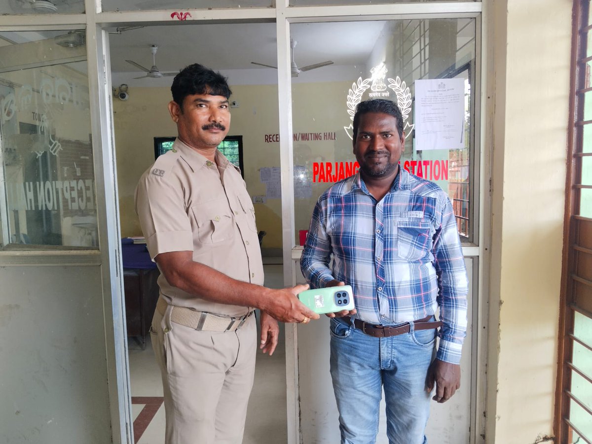 spdhenkanal's tweet image. #ParjangPS, Dhenkanal has recovered two nos. of lost mobile phones and handed over to the rightful owners.