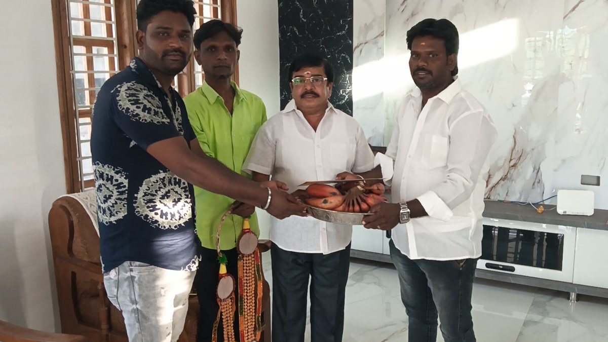Rajkumaar92's tweet photo. தலைவன் ஆசியுடன் கடலூர் மாவட்ட அமைப்பாளர், நண்பர் பாலா அவர்களின் குழந்தையின் முதல் பிறந்த நாள் விழா அழைப்பிதழ் அகில இந்திய தலைவர் அண்ணண் திரு @TesingVasu அவர்களுக்கு வழங்கப்பட்டது 💐♥️
#SilambarasanTR #STRFansClub
#STRBloods https://t.co/I22uDVX3oF
