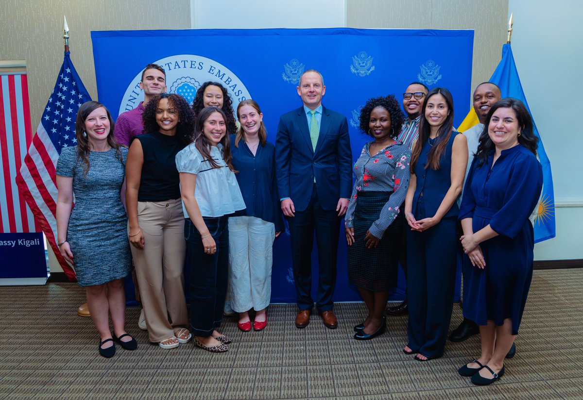 Ambassador Eric Kneedler (@usambrwanda) on Twitter photo Uyu munsi nakiriye itsinda ririmo Miller Center, Kaminuza ya Santa Clara, n’abayobozi ba Jibu na Inkomoko. Kaminuza zo muri Amerika ndetse n’ibigo by’abikorera bikomeje guteza imbere guhanga udushya mu Rwanda. Tuzakomeza kubaka dufatanyije. Uyu munsi nakiriye itsinda ririmo Miller Center, Kaminuza ya Santa Clara, n’abayobozi ba Jibu na Inkomoko. Kaminuza zo muri Amerika ndetse n’ibigo by’abikorera bikomeje guteza imbere guhanga udushya mu Rwanda. Tuzakomeza kubaka dufatanyije.