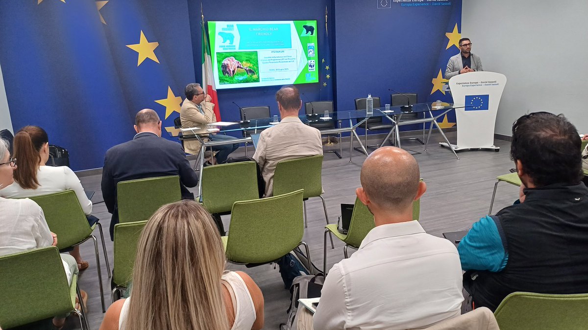 WWFitalia's tweet photo. Al convegno #WWF "It's Your Life" è il momento di Luciano Di Martino , direttore @parcomaiella che parla del progetto #LIFE #Arcprom per favorire la coesistenza con l'#orso marsicano
In #Maiella 27 produttori si fregiano del marchio #bearFriendly https://t.co/67vsjOy7xt