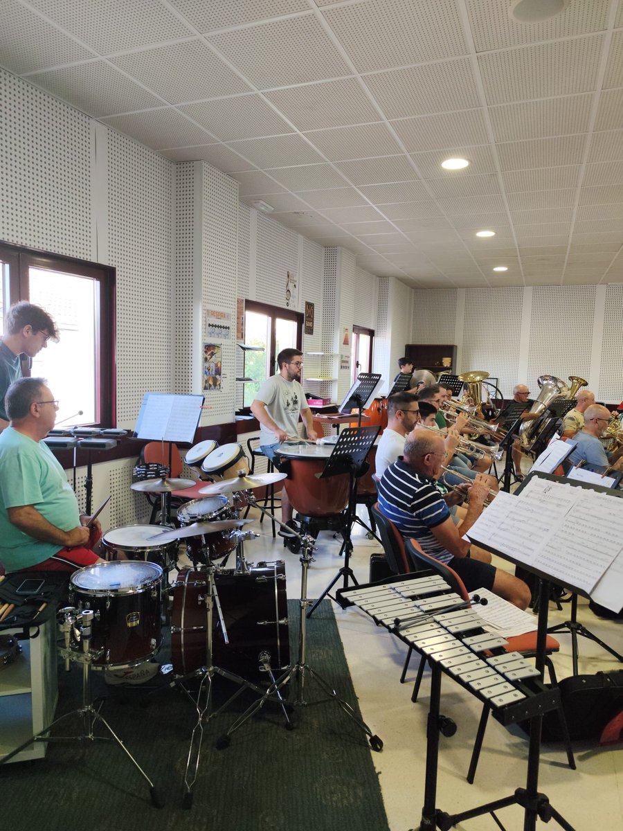 🟨⬛ Afrontamos una nueva semana con la vista en nuestra temporada de verano y con lo aprendido con María Fernández Bueno. La experiencia con ella ha sido excepcional.

¡La música no para!

#HerreraSuena
