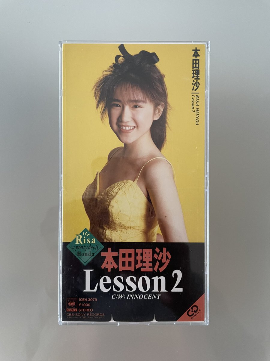 hanimage58's tweet image. 1988年7月1日に本田理沙ちゃんの「Lesson2」が発売されて37周年。当時でも懐かしく感じる70年代風のメロディとなっておりました。こちらをデビュー曲に持ってくるあたりが理沙ちゃんの本気(マジ)な意気込みを感じます。歌唱力があり既にベテランの風格がございました。
#本田理沙
#Lesson2