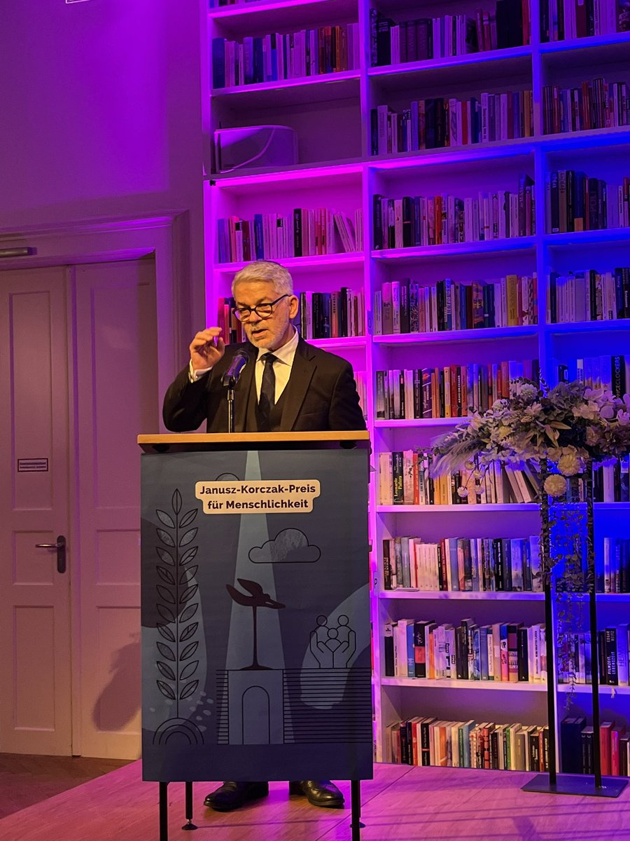 Am gestrigen Sonntag wurde mir im Literaturhaus München der Janusz-Korczak-Preis für Menschlichkeit verliehen. Ich bin dankbar – und tief berührt.

Janusz Korczak war ein außergewöhnlicher Mann, der Menschlichkeit gelebt hat und nicht nur gepredigt. Ein Kinderarzt, Pädagoge,