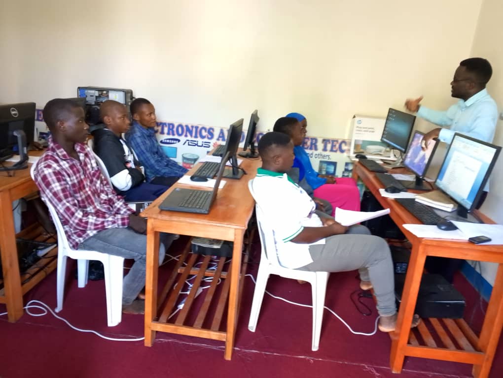 ChanceTsindika's tweet image. UADSSK.
#UNIVERSAL ACCESS 2 DIGITAL SKILLS & SERVICES for #KASESE.
This program @CTsindika is aimed at Empowering & onboarding rural citizens 2 become part of the currently moving Digital Bus of UGANDA DIGITAL ACCELERATION PROG,driving the Country to UGANDA DIGITAL VISION 2040.