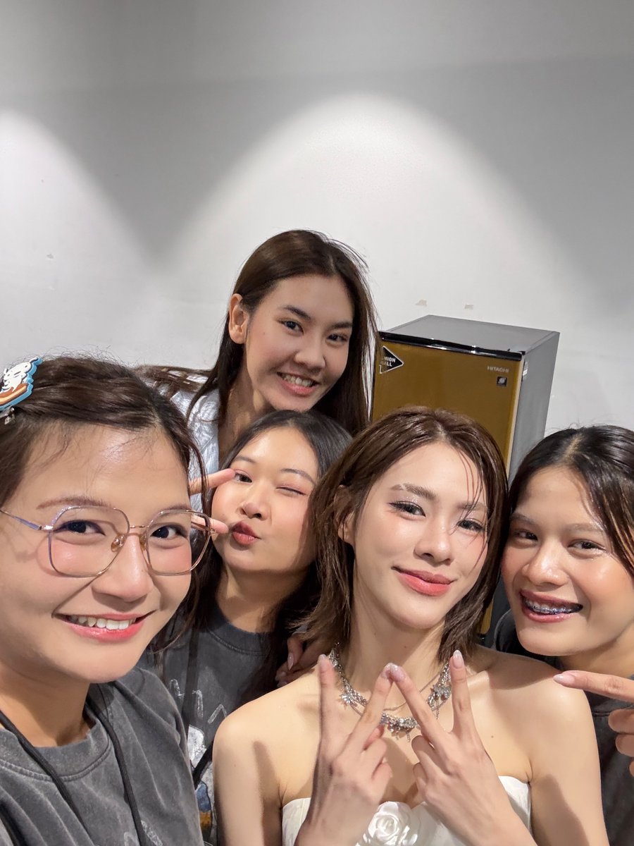 withnurs3's tweet photo. ขอรีแคปคอนสองวันที่ผ่านมา ขอเริ่มตั้งแต่วันแรกที่รู้ว่ามี่จะได้ขึ้นคอนเลย มี่เครียดมากเพราะมันบอกกุเต้นไม่เป็นนนน แต่เพื่อนทุกคนก็ช่วยเชียร์อัพนาง จริงๆกำลังหลักเลยคือปามกับอิ้วที่คอยไปรับส่ง ไปอยู่กับมี่ไม่ให้มี่เหงา ส่วนนี่ขึ้นเวรบ่อยก็ไม่ค่อยได้ไปเจอนาง ไปรับไปส่งนางไปซ้อมอยู่บ้างนิดนึง แต่รับรู้มาตลอดว่ามี่ตั้งใจมาก จะเอาคลิปในห้องซ้อมมาให้เพื่อนดูว่ามี่ต้องปรับปรุงตรงไหนบ้าง อยากให้ทุกคนรู้ว่าที่มี่บอกว่าเต็มที่มากๆ คือมันเต็มที่แล้วก็ตั้งใจมากจริงๆ จนวันคอนที่แสดงมี่ก็ยังทักมาถามว่าร้องเป็นไงบ้าง มันโอเคมั้ย อยากจะบอกว่าเพื่อนทุกคนโคตรจะภูมิใจในตัวมี่ ตอนมี่พูดความในใจเพื่อนนั่งร้องไห้กันทุกคน55555 มี่ทำมันได้ดีจริงๆ สุดท้ายนี้เอมี่ไม่ได้ร้องเพลงได้อย่างเดียวแล้วนะคะ เต้นก็ได้ด้วย จ้างได้นะคะ🙏🏻🧡
