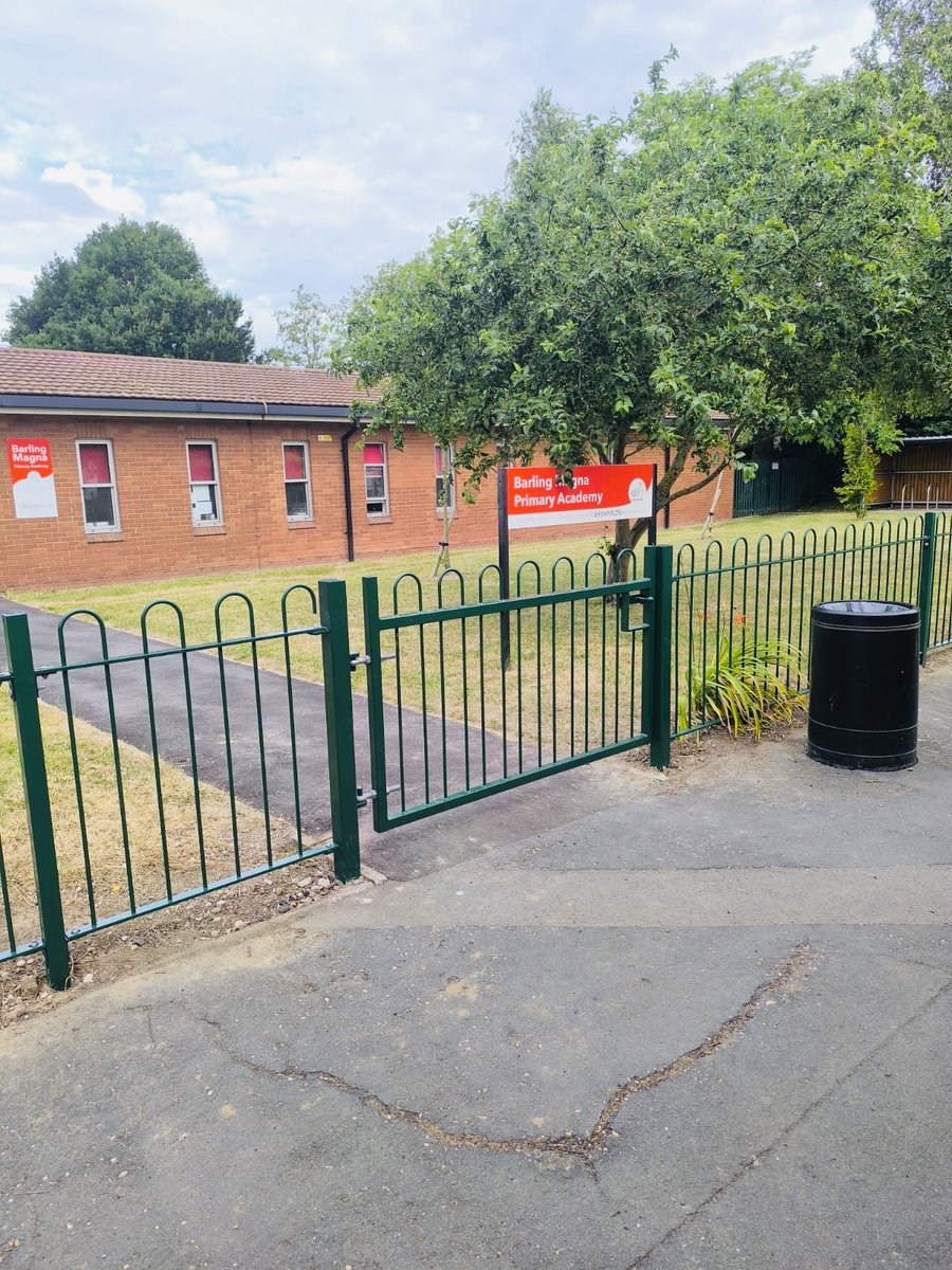 lemonfencing's tweet image. Bow top railings with single gates to match. #Securityfencing #Railings #gardenfencingsuppliersessex #essexfence #fencingsuppliesessex #essexfencingsupplies #essexfencing #fencingcontractorssouthend #essexfencingandconcrete #essexfencing #fencingsouthend #fencepanelssouthend