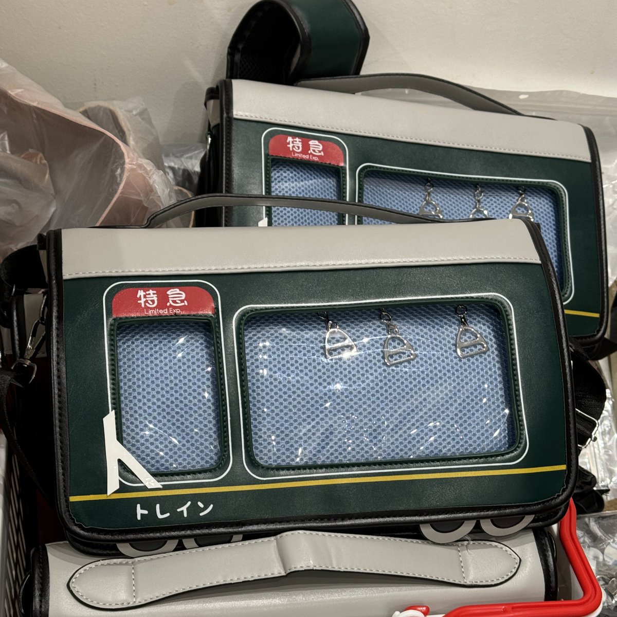 bestgirlyazy's tweet photo. this is the cutest itabag I’ve ever seen omggggg even the keychain straps are the train handles https://t.co/tfdnlJdF99
