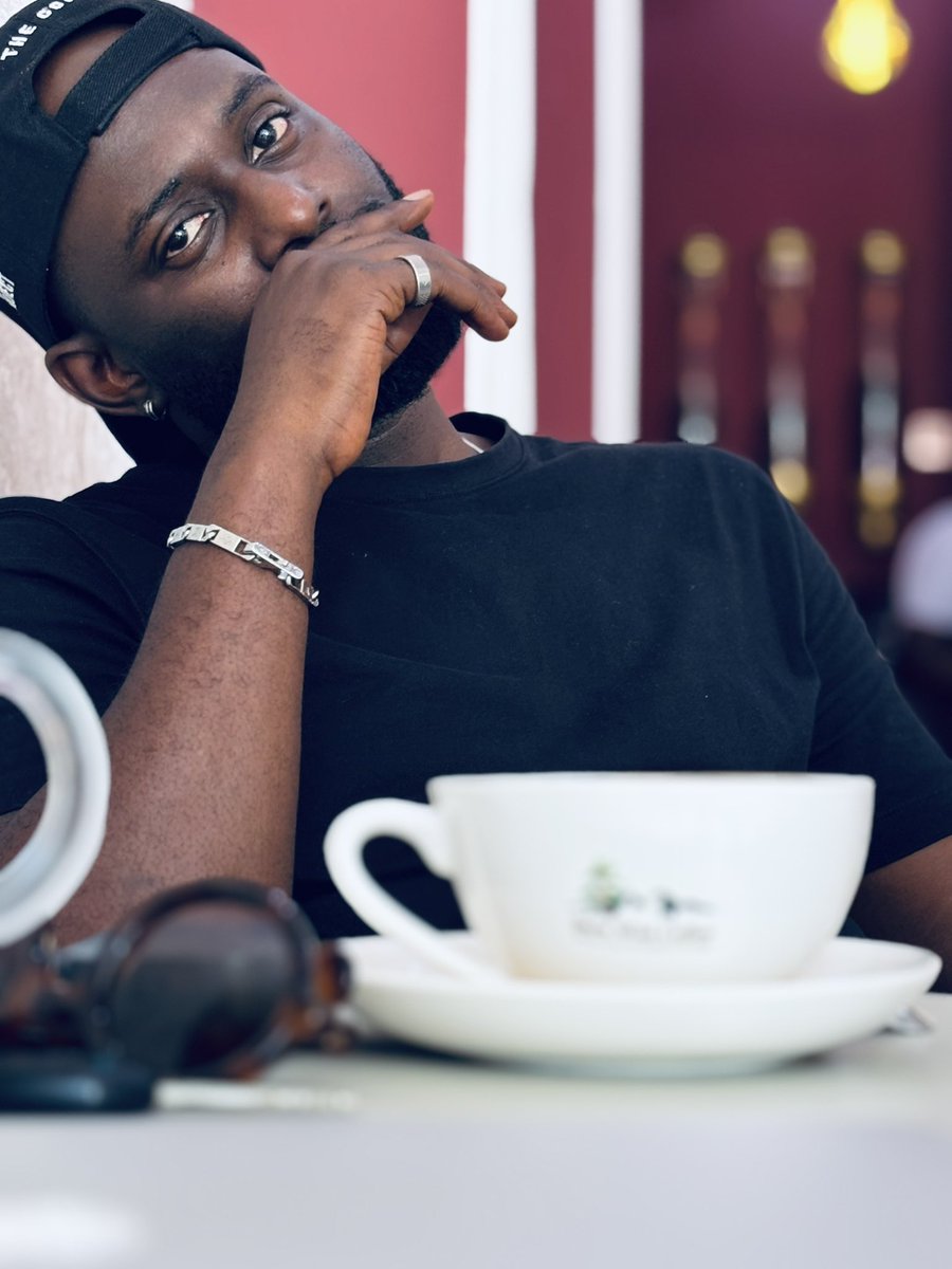 mauricekirya's tweet image. I had a deadline to beat in Kampala, my car would’ve slowed me down… so I ran!
As I sprinted, some people recognized me and shouted, “KIRYA! KIRYA!”
But others thought I was a thief & yelled, “OMUBBI WUUYO!!”(There goes the thief)
The faster I ran,the louder they screamed! 🤣