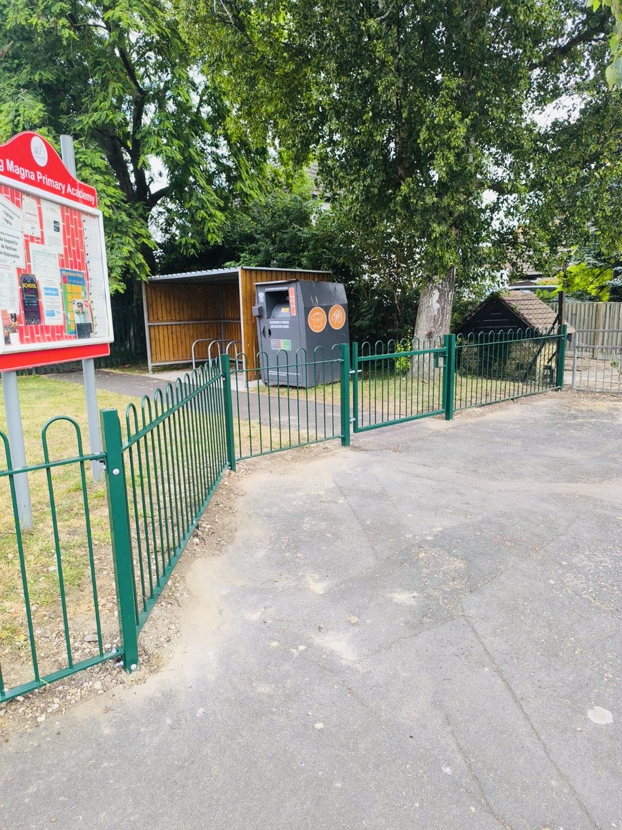 lemonfencing's tweet image. Bow top railings with single gates to match. #Securityfencing #Railings #gardenfencingsuppliersessex #essexfence #fencingsuppliesessex #essexfencingsupplies #essexfencing #fencingcontractorssouthend #essexfencingandconcrete #essexfencing #fencingsouthend #fencepanelssouthend