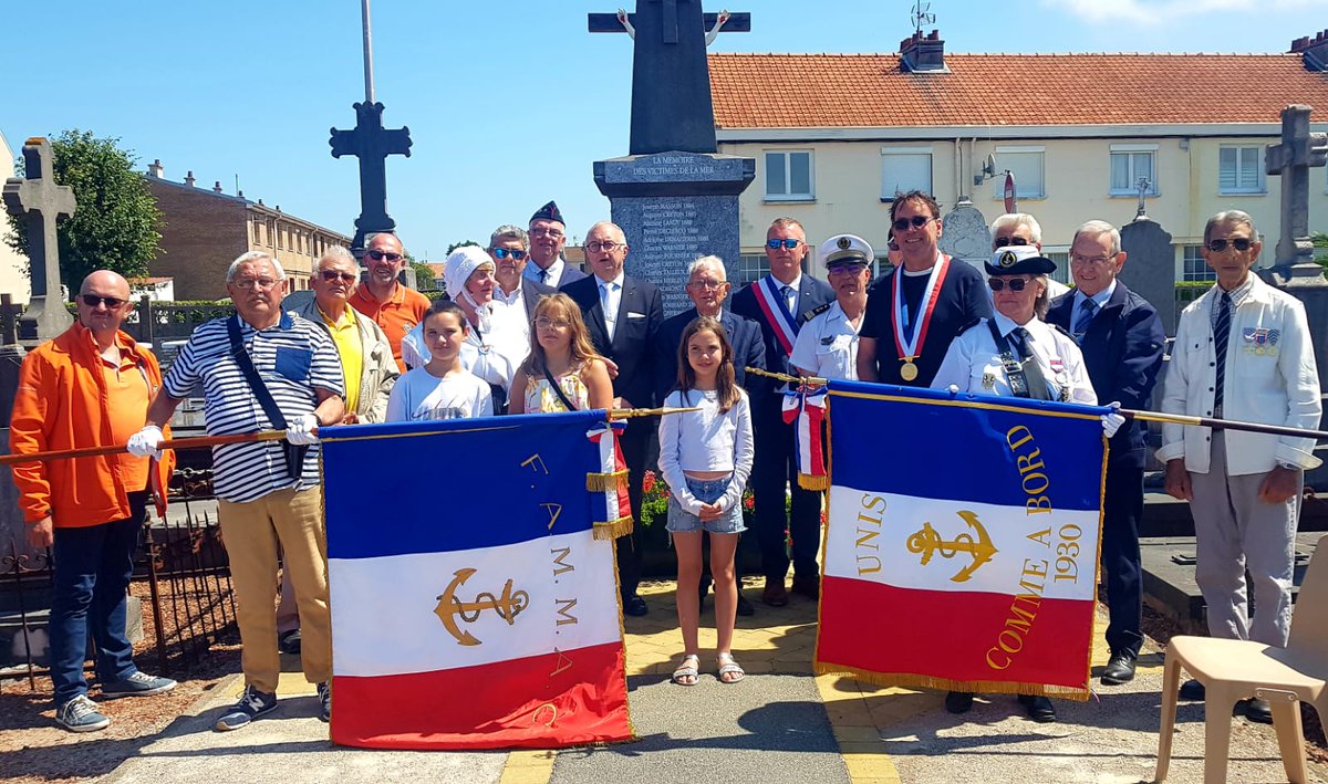 Cérémonie en hommage aux disparus en mer ce dimanche midi à l'issue d'une messe donnée par Mr le curé
Se souvenir des morts et de leurs sacrifices, une époque révolue mais a jamais dans nos memoires
Merci aux enfants et aux écoles