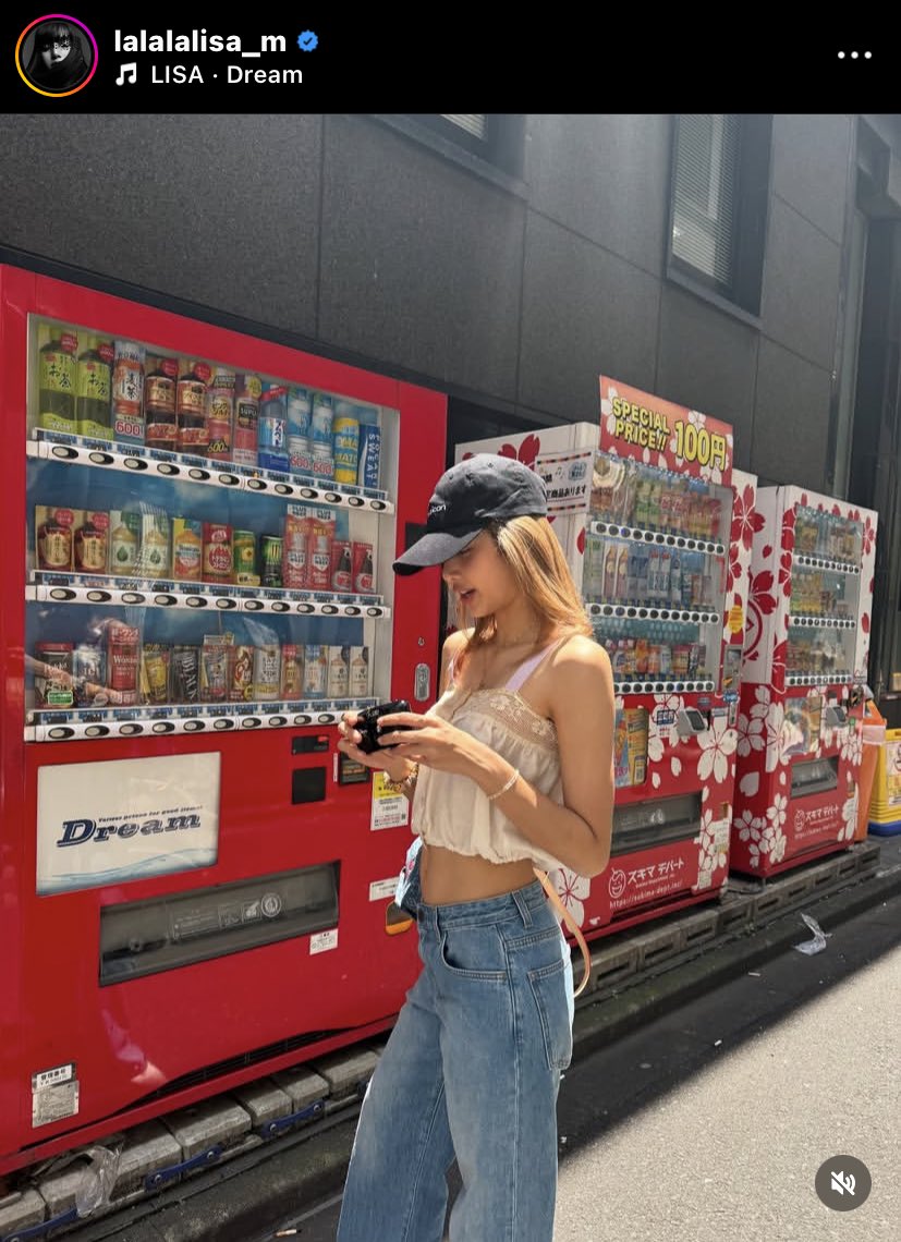 lislalisa97's tweet photo. Lisa in Japan…with a vendor written Dream and playing Dream..she’s too funny😭 https://t.co/ByntD8zS5O