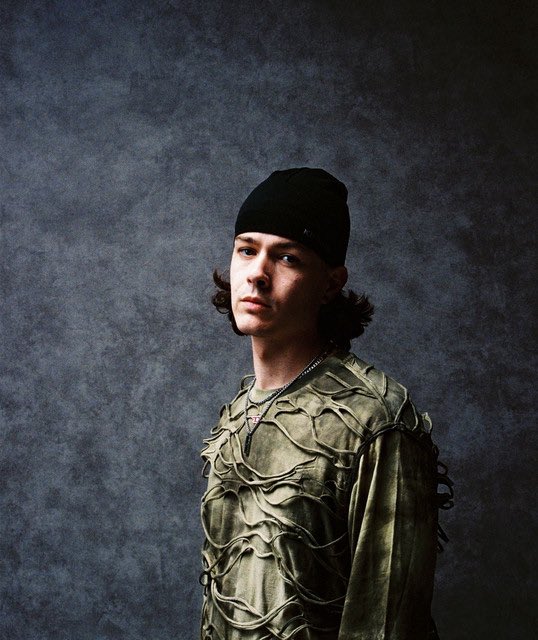 Yung poor alo annonce une série de singles réunis dans le projet « MENTHE À L’EAU »  ! ☀️

premier extrait « LÀ HAUT » 

disponible mercredi !