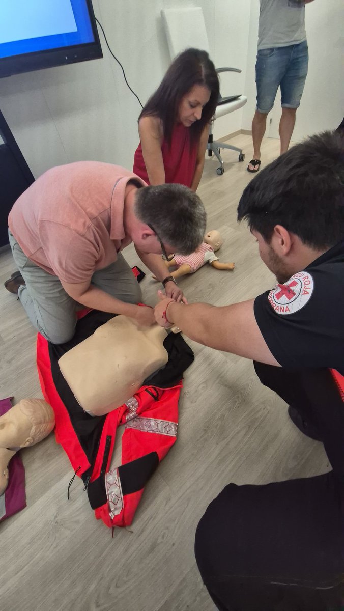 🚑 Aquest matí hem fet la 2a sessió de formació PAPE amb el Grup Heracles ! Hem après a actuar davant situacions crítiques com aturades cardiorespiratòries, ennuegaments i més. Gràcies per la implicació! 💪❤️

#PrimersAuxilis #CreuRojaAndorrana #Heracles #Andorra #FormacióPAPE