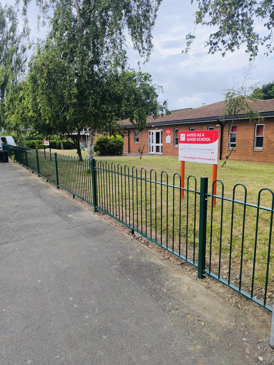 lemonfencing's tweet image. Bow top railings with single gates to match. #Securityfencing #Railings #gardenfencingsuppliersessex #essexfence #fencingsuppliesessex #essexfencingsupplies #essexfencing #fencingcontractorssouthend #essexfencingandconcrete #essexfencing #fencingsouthend #fencepanelssouthend