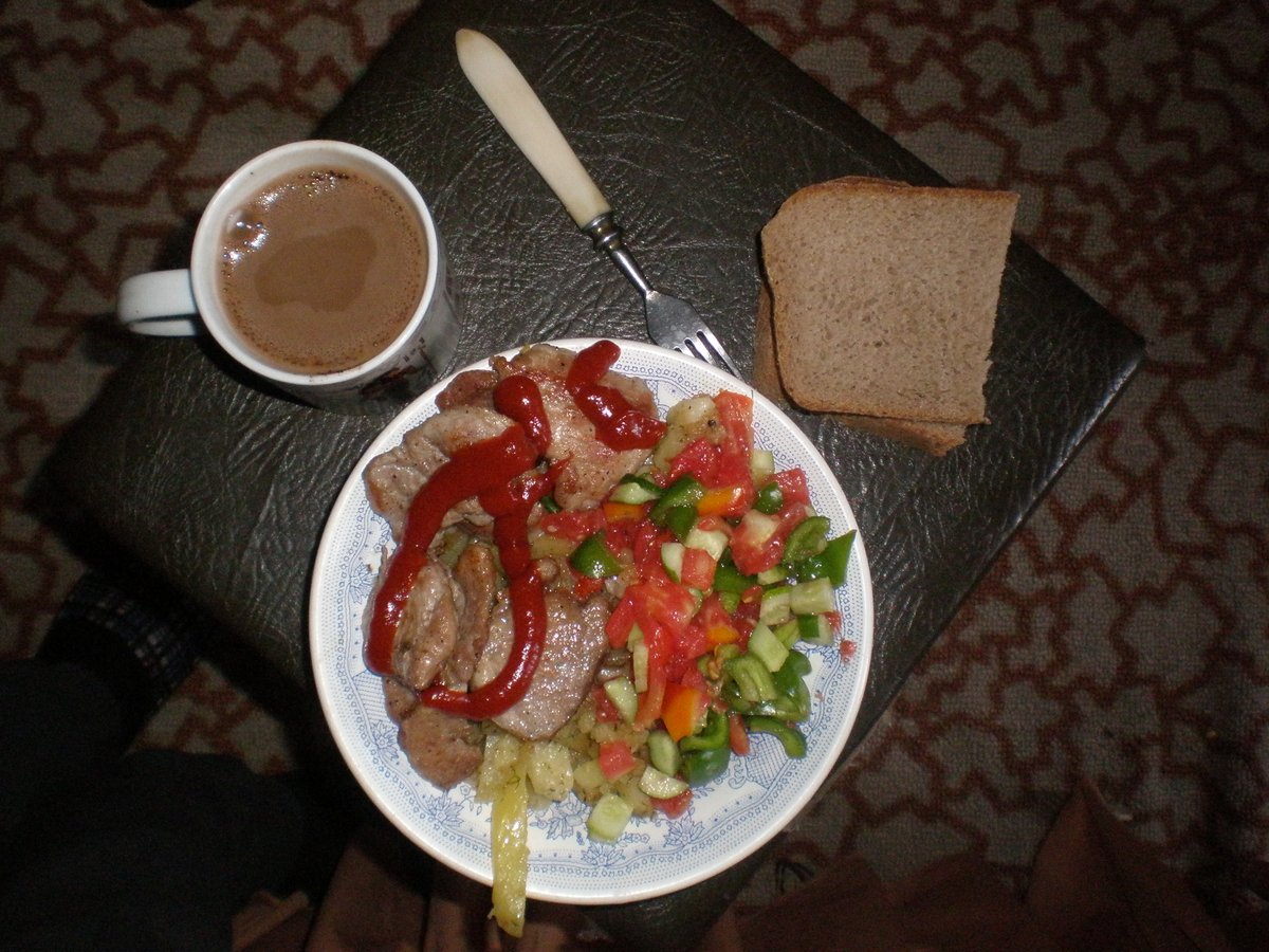 eclipsevl's tweet photo. Нашел фотку своего ужина, приготовил 18 июля 2010 года лол) 10-й класс закончил, получается. Тут еще и хлеб))) https://t.co/qkbB8EzGvs