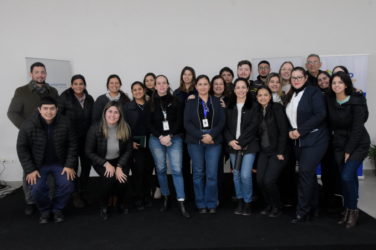 ➡️ Técnicos de la ANTSV realizaron una charla sobre seguridad vial en las instalaciones de la empresa @ngosaeca, cuyos funcionarios fueron capacitados en manejo defensivo, peligros en la vía y primeros auxilios para casos de siniestros viales.

#GobiernoDelParaguay 🇵🇾