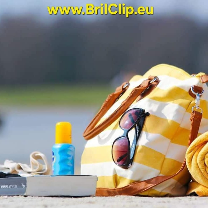 Ook in de zomer is de brilclip onmisbaar! Ideaal voor het wisselen van je zonnebril 😎. Nu een speciale zomerdeal! Zie de website. Voor iedere bril #vakantie #zomer #aanbieding #zonnebril #brilhanger #leesbril #leuk #kado <a href="/bol_com/">bol</a>