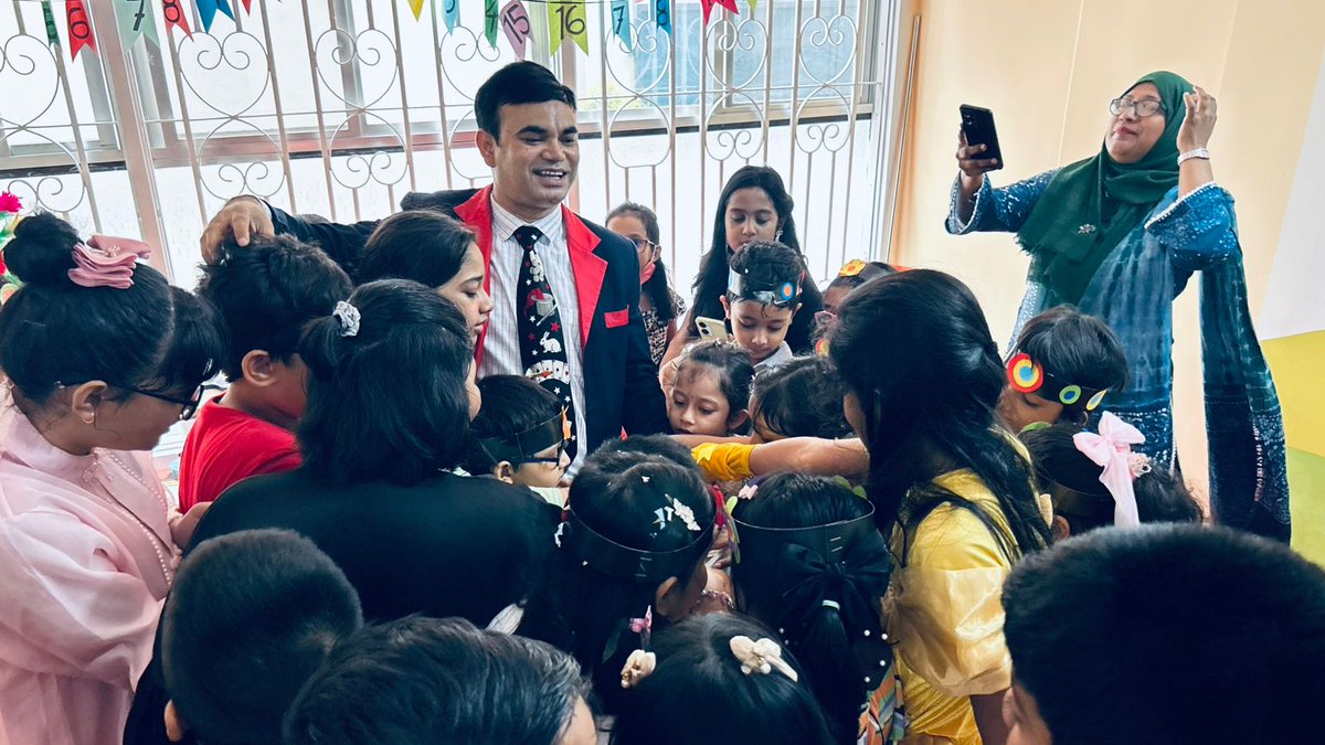 omarsharif81's tweet image. 🪄Kids & Child🥰friendly class party Magic Show!!!
🏫Seabreeze International School, Gulshan-1, Dhaka, Bangladesh🇧🇩
🔍To know more search Google Images:-Magician Omar Sharif/ Class party Magic Show best Magic entertainer Dhaka BD🇧🇩
#Best_Class_Party #Magic_Show #Dhaka_Bangladesh