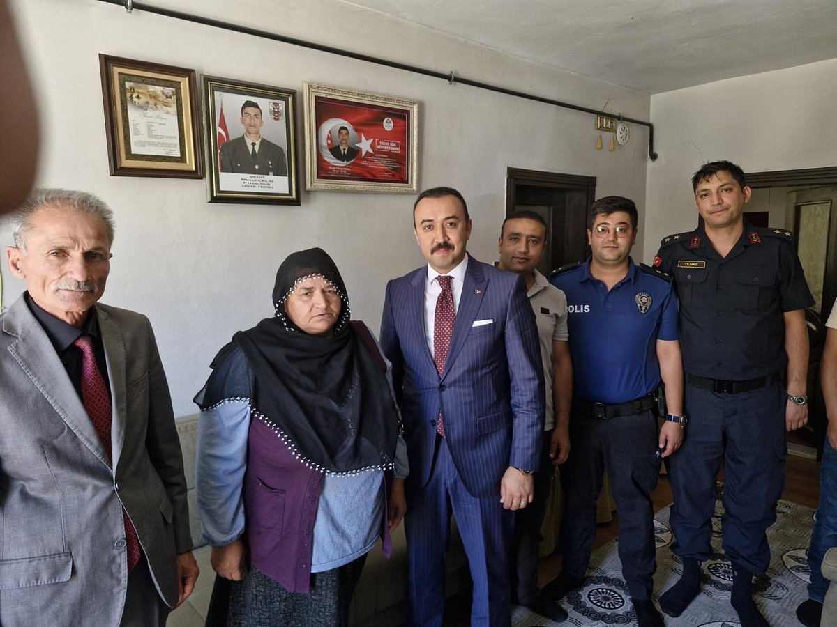 27.05.2025 tarihli ve 2025/205 sayılı Cumhurbaşkanlığı Kararı ile ilçemize atanan Kaymakamımız Sayın Özgür PELVAN, Mukaddes değerleri uğruna can veren şehitlerimizin kıymetli ailelerini ziyaret ederek ilçemizdeki vazifesine başladı. 🇹🇷
