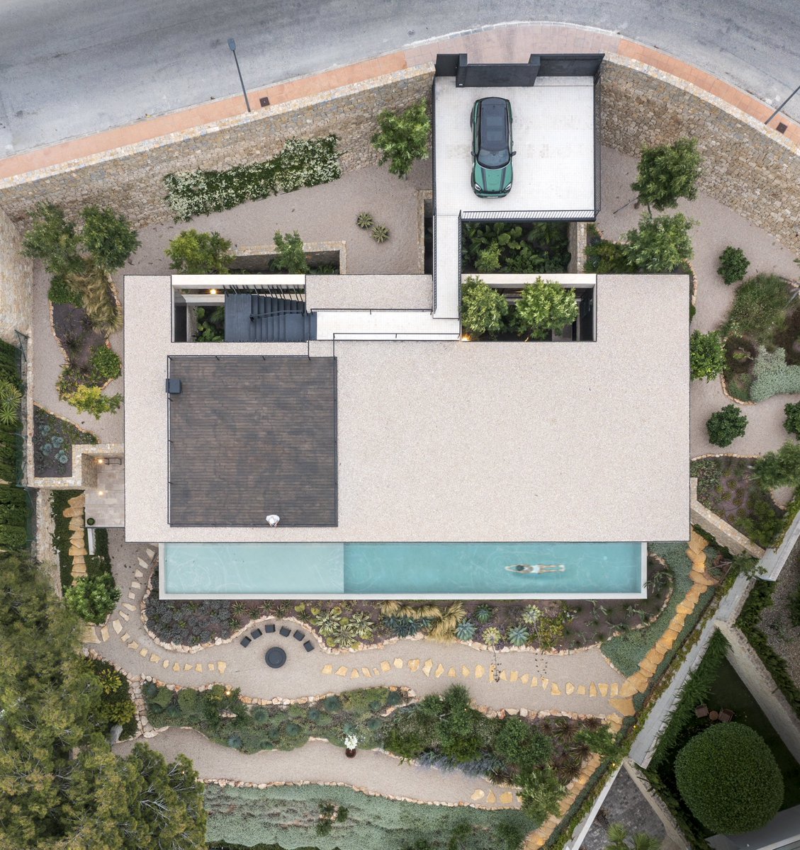 El tejado es el aparcamiento.
La entrada, las vistas, en lo alto.
La arquitectura negocia con el terreno, la luz y el sentido común.
No es el arquitecto quien impone las reglas, es el lugar quien las dicta.


Casa ISH 09 en Alicante, España. 
Nomarq arquitectos
<a href="/estudinomarq/">nomarq | estudi arq</a>