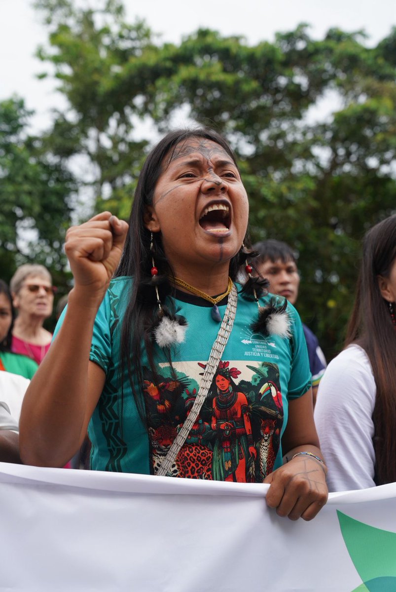 AFrontlines_ES's tweet image. #Ahora comunas Kichwa afectadas por el derrame del 2020 y los posteriores, protestan en los exteriores del Complejo Judicial de Fco. de Orellana, por más de cinco años de abandono.
Exigen que se haga un #DiálogoIntercultural apropiado y #NoMásImpunidad.