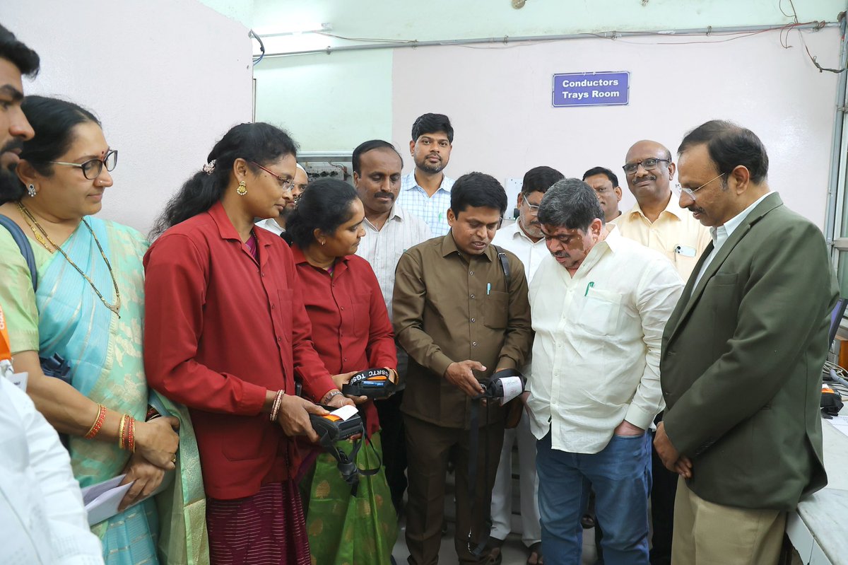 Ponnam_INC's tweet photo. ఆధునిక సాంకేతికలో టీజీఎస్ఆర్టీసీ ముందడుగు

ఆటోమెటిక్ ఫేర్ కలెక్షన్ సిస్టంతో ప్ర‌జ‌ల‌కు మెరుగైన సేవ‌లు

అత్యాధునిక సాంకేతికతను అందిపుచ్చుకుంటూ ప్రజలకు మెరుగైన, నాణ్యమైన సేవలతో ఆర్టీసీ ముందుకువెళ్తోంది , హైద‌రాబాద్‌లో అమ‌లు చేస్తోన్న ఆటోమెటిక్ ఫేర్ కలెక్షన్ సిస్టం(ఏఎఫ్‌సీఎస్‌)తో ఆర్టీసీ సిబ్బంది వేగంగా సేవ‌లందిస్తున్నారు 

ముషీరాబాద్ డిపోను ఆర్టీసీ ఎండీ వీసీ స‌జ్జ‌న‌ర్‌తో గారితో క‌లిసి ప‌రిశీలించడం జరిగింది . ఏఎఫ్‌సీఎస్‌లో భాగంగా  ఐటిమ్స్, డిజిట‌ల్ పేమెంట్స్ అమ‌లు తీరును స్వ‌యంగా ప‌రిశీలించారు. క్షేత్ర‌స్థాయిలో ఈ వ్య‌వ‌స్థ ఎంత సులభ‌త‌రంగా ఉందో కండ‌క్ట‌ర్లు వివ‌రించారు. అంతకముందు ఆర్టీసీ ఉన్నతాధికారులతో కలిసి ముషీరాబాద్ డిపో ప్రాంగణంలో మొక్కలు నాటడం జరిగింది 

‌పదవీ  విర‌మ‌ణ కార్య‌క్ర‌మంలో పాల్గొని రిటైర్డ్ అయిన ఉద్యోగులను సత్కరించడం జరిగింది 

@TGSRTCHQ