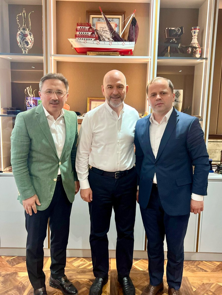 Akparti Şalpazarı İlçe başkanımız Zeki Çabuk kardeşimle beraber önceki dönem içişleri bakanımız Sayın; Süleyman Soylu beyi ziyaret ettik.
Ev sahipliği için bakanımıza çok teşekkür ediyorum.