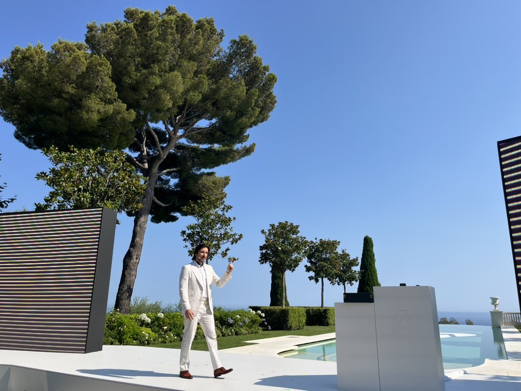 « This is the first crypto keynote in Robinhood's history. I've never been more bullish on cryptocurrencies. The regulation, the technology - everything is in place. Crypto is becoming the new backbone of finance. Even <a href="/RobinhoodApp/">Robinhood</a> will be rebuilt on blockchain » - <a href="/vladtenev/">Vlad Tenev</a> at