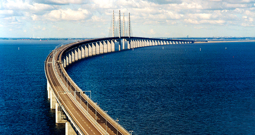 TheTech_Builder's tweet photo. 🌉 Did you know? The Øresund Bridge connects Denmark and Sweden—and halfway across, it turns into an underwater tunnel.
Bridge + tunnel in one structure.
#BridgeDesign #TransportEngineering #EngineeringMarvels https://t.co/OUl8JB9LGs