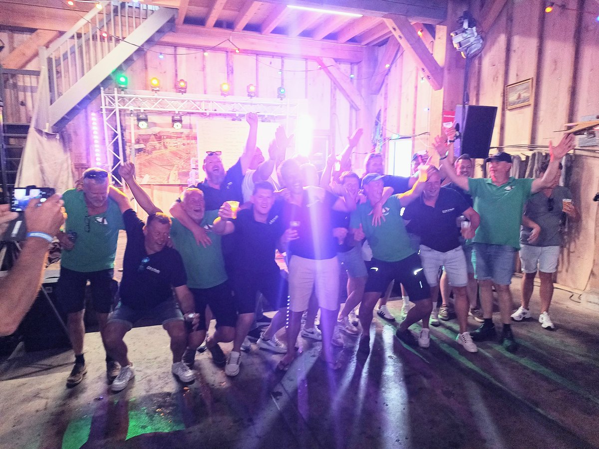 “Alle hens aan dek. Hijs de zeilen!”
Afgelopen zaterdag werd de 29e Oostwal Botterrace gehouden. Als sponsor van de Kamper Botters doen wij al jaren mee met dit fantastische evenement, waar gezelligheid en saamhorigheid centraal staan. Als je dan ook nog eens voor de 2e keer in 9