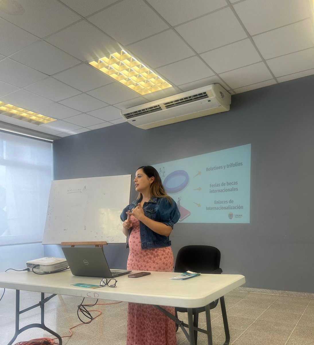 La VRI participó en la jornada de bienvenida e introducción de los estudiantes de primer año del II PAC del 2025 de la Carrera de Educación Física, dando a conocer información sobre la Vicerrectoría de Relaciones Internacionales y sobre movilidades académicas.