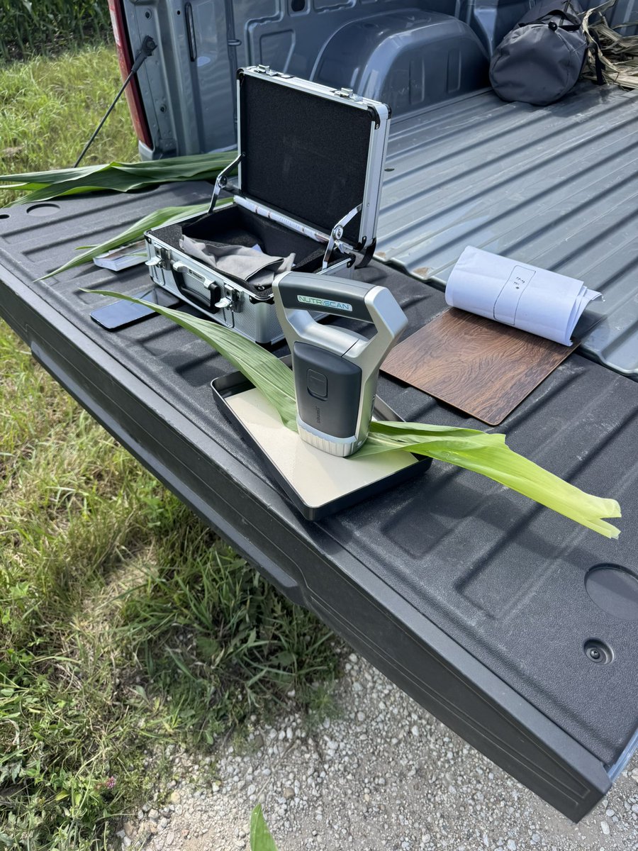 rvcinterns's tweet photo. Using the Nutriscan on this sunny day with Seth to check for any nutrient deficiencies! #rvc #ILag #corn
-MR https://t.co/nV6mbeCits