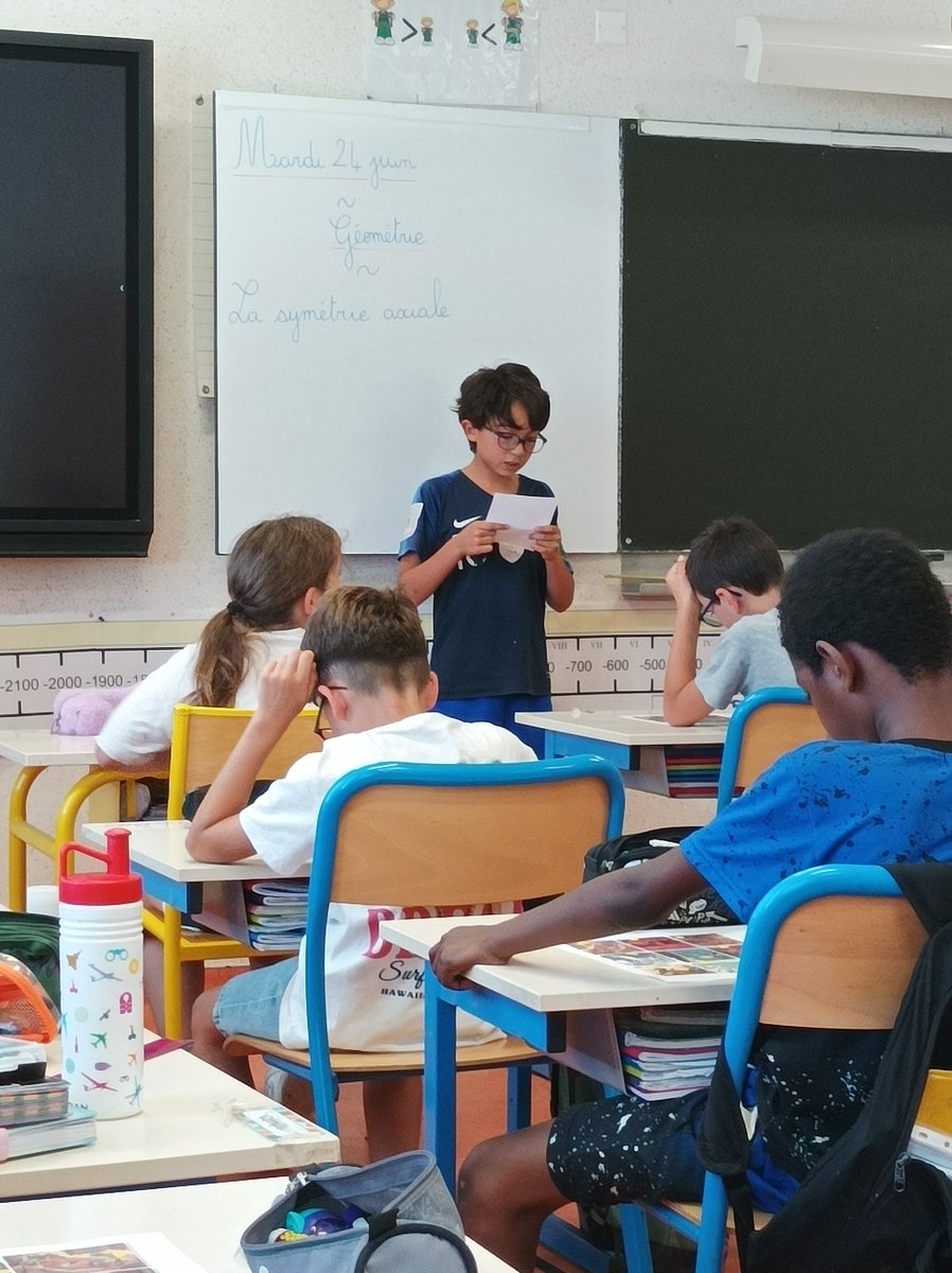 [2/3] Opération #UnLivrePourLesVacances #lecture
Tous les élèves CM2 reçoivent cette année l'Odyssée d'Homère adaptée par Murielle SZAC et illustrée par Catel.
Mme TECHER, A-DASEN s'est rendue à école Pergaud/Prévert Montluçon et école LAVAULT Ste ANNE
<a href="/acclermont/">Académie de Clermont-Ferrand</a> <a href="/education_gouv/">Ministère Éducation nationale</a>