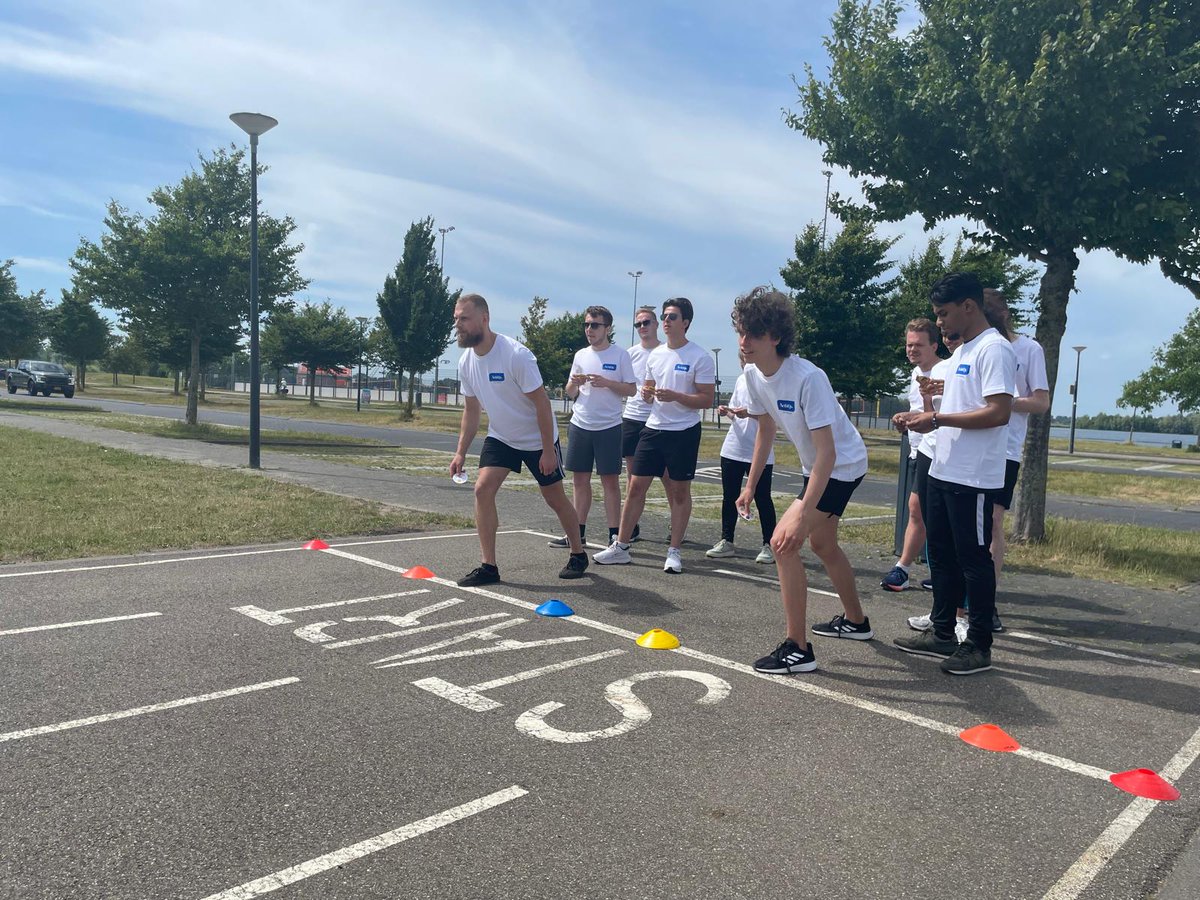 AethiQs's tweet photo. 𝗟𝗶𝘃𝗶𝗻𝗴 𝘁𝗵𝗲 𝗕𝗿𝗮𝗻𝗱: 𝗔𝗲𝘁𝗵𝗶𝗤𝘀 𝗼𝗻 𝘁𝗵𝗲 𝗠𝗼𝘃𝗲!
Afgelopen vrijdag was het weer zover: onze jaarlijkse Living the Brand Day, sporteditie. Op het strand van Nesselande lieten we niet alleen het zand opstuiven, maar ook inzichten en teamspirit. https://t.co/xqtXeppf5S