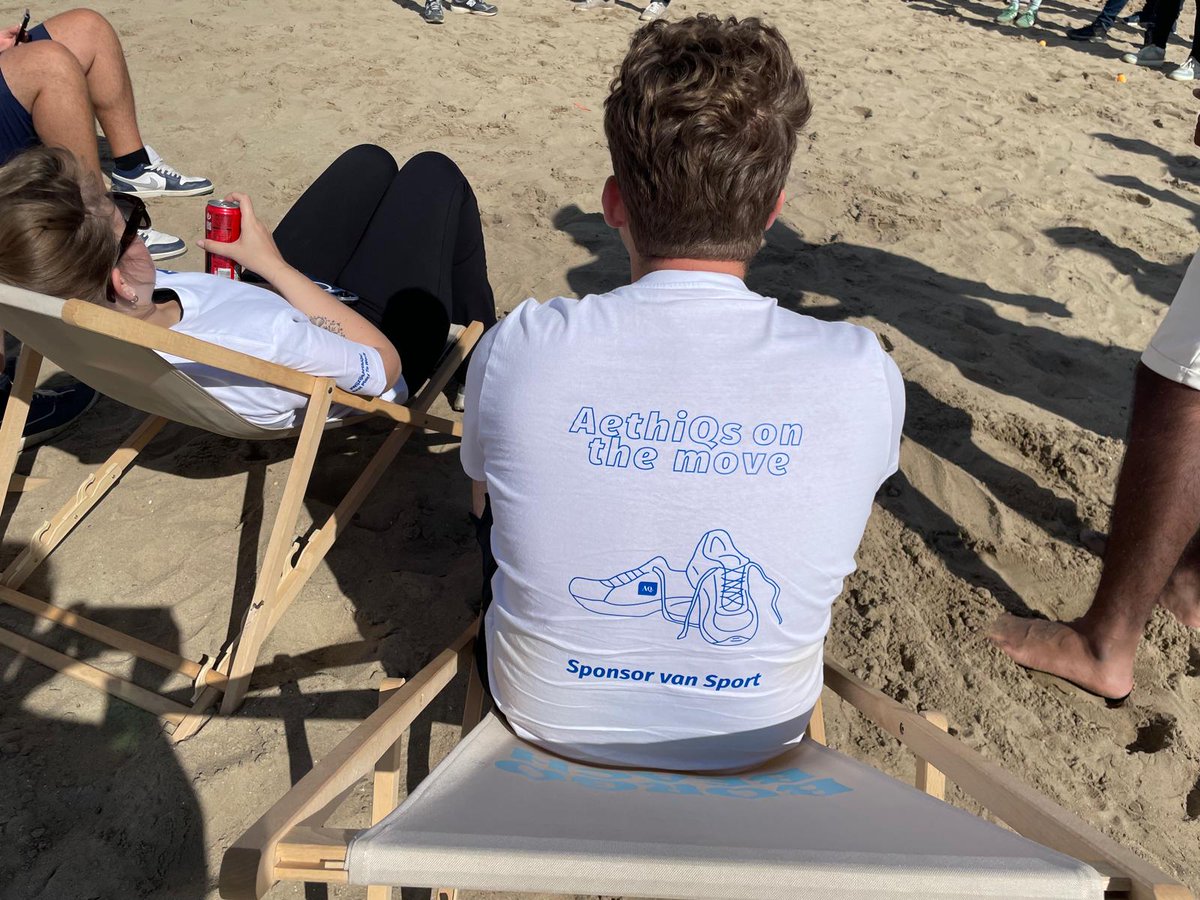AethiQs's tweet photo. 𝗟𝗶𝘃𝗶𝗻𝗴 𝘁𝗵𝗲 𝗕𝗿𝗮𝗻𝗱: 𝗔𝗲𝘁𝗵𝗶𝗤𝘀 𝗼𝗻 𝘁𝗵𝗲 𝗠𝗼𝘃𝗲!
Afgelopen vrijdag was het weer zover: onze jaarlijkse Living the Brand Day, sporteditie. Op het strand van Nesselande lieten we niet alleen het zand opstuiven, maar ook inzichten en teamspirit. https://t.co/xqtXeppf5S