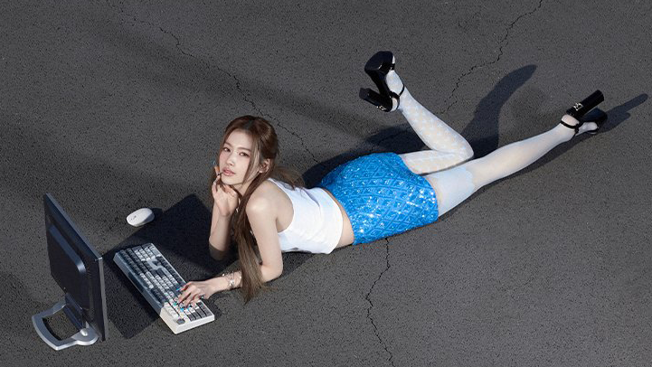 godmitzu's tweet photo. TWICE ON THE FLOOR I'M LOSING MY MIND https://t.co/x28xzQ8GsU