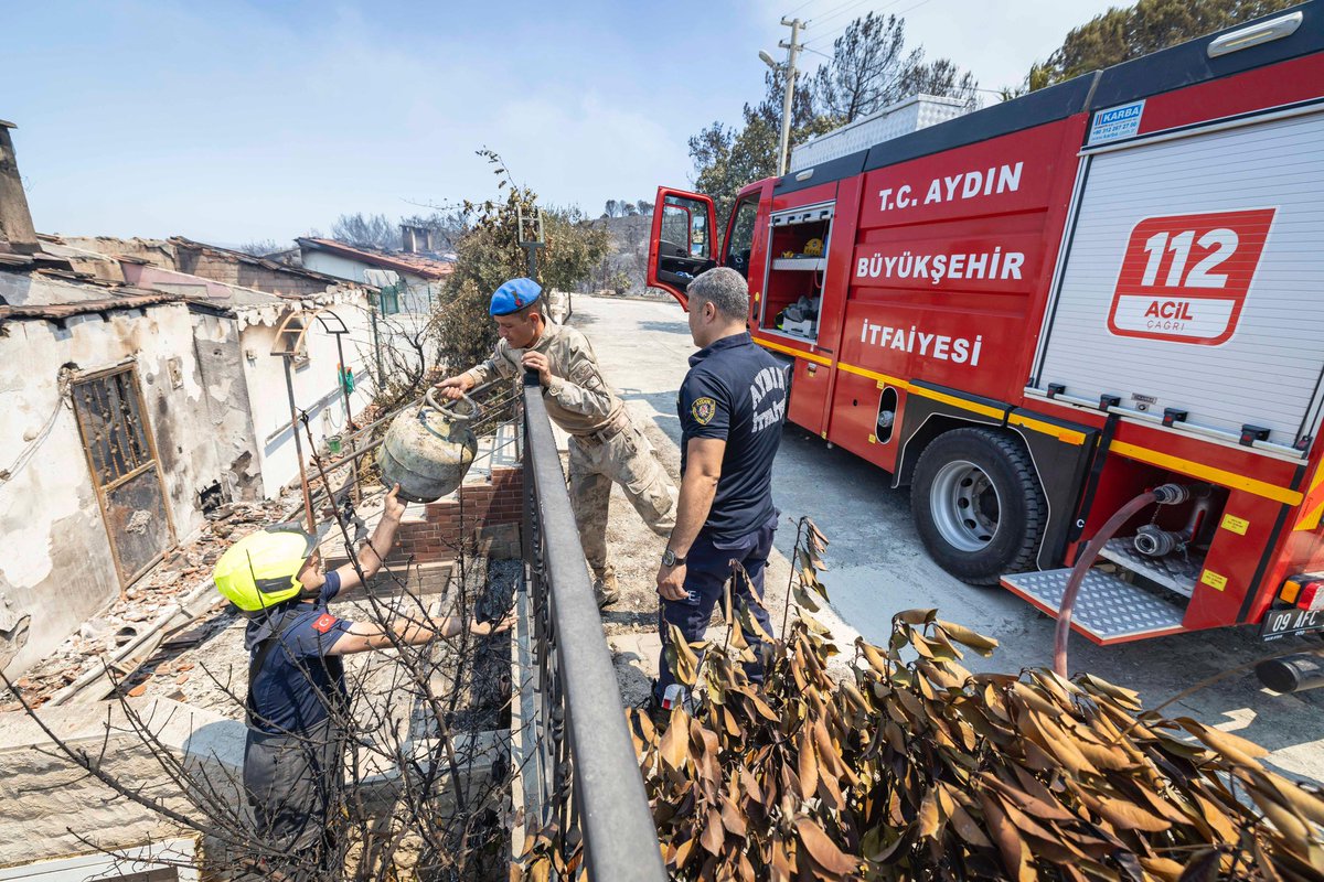 İzmir Büyükşehir Belediyesi olarak tüm imkânlarımızı seferber ediyor, yangınlar ciğerlerimizi daha fazla yakmasın diye var gücümüzle mücadele ediyoruz.

Bir yandan devam eden yangınları kontrol altına almaya çalışıyor, diğer yandan soğutma çalışmalarımıza devam ediyoruz. Üzülerek