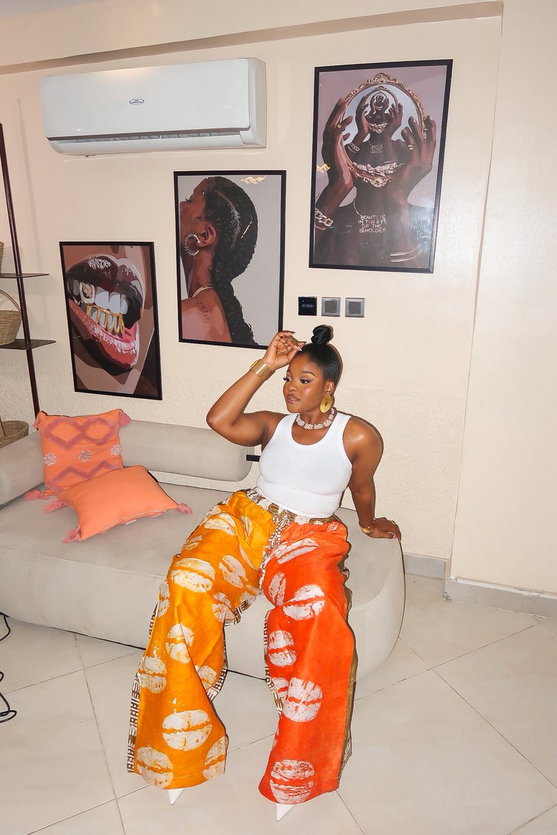 Mhisoby's tweet photo. Got a digital camera and became a photographer for my brand 🤭🤭🤭 https://t.co/4CXxilJj3q