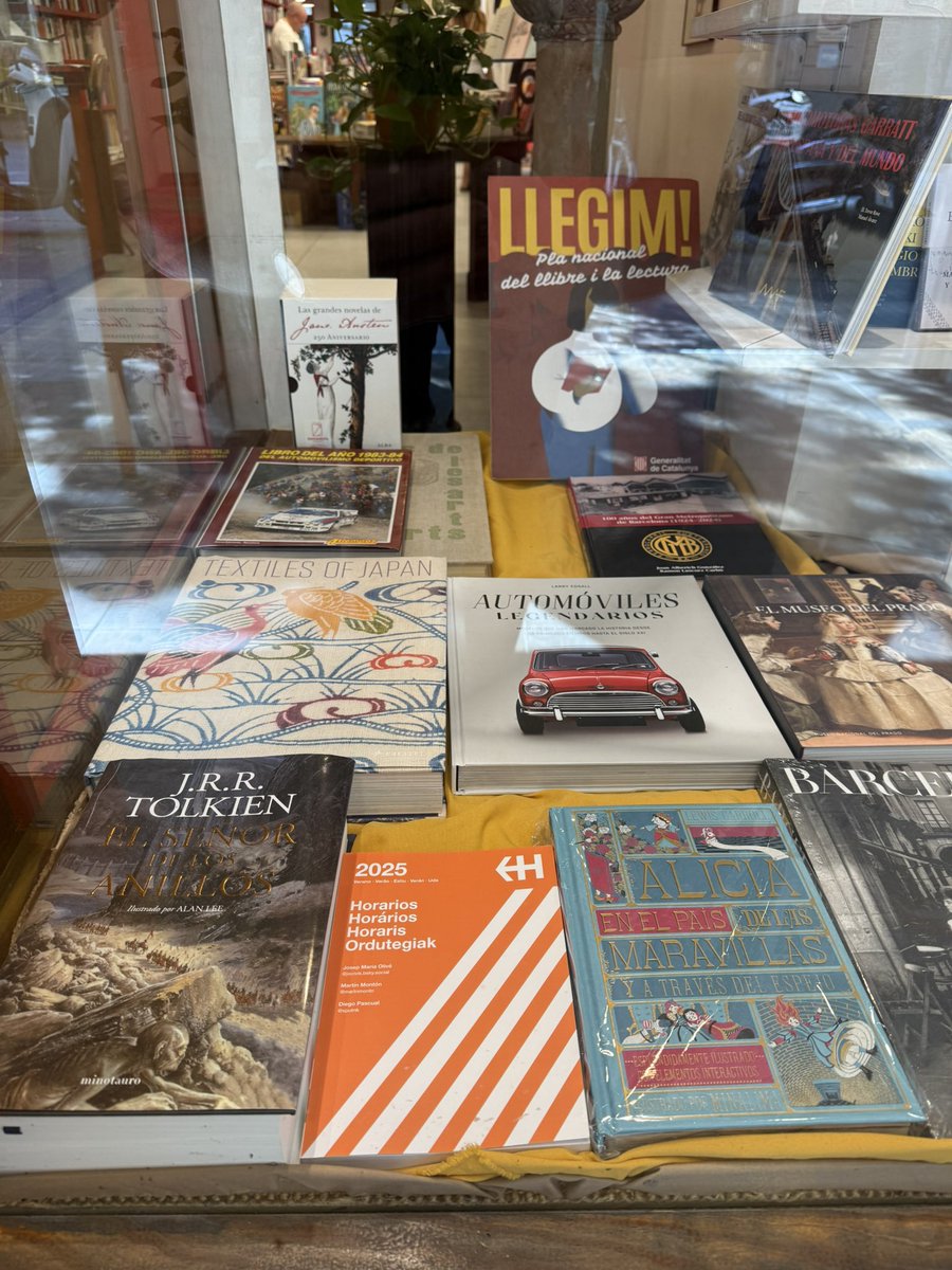 També podeu trobar la guia 2025 a la llibreria Documenta (Pau Claris, 144. BCN).

Una llibreria que té una secció especialitzada amb el ferrocarril!

Si no, encara podeu fer pericions per DM📩