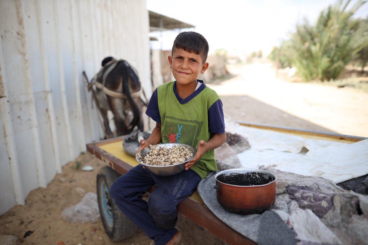 chefjoseandres's tweet photo. With hot cooked meals and fresh bread, @WCKitchen is back serving more and more people in Gaza…now at over 100k meals daily. Here is our team FINALLY able to make mujaddara for families, since lentils have arrived! When people sit down to share a meal...they share more than food. They share humanity…they share hope. This is a start, but it’s not enough and it will never be enough until aid is surged into Gaza.