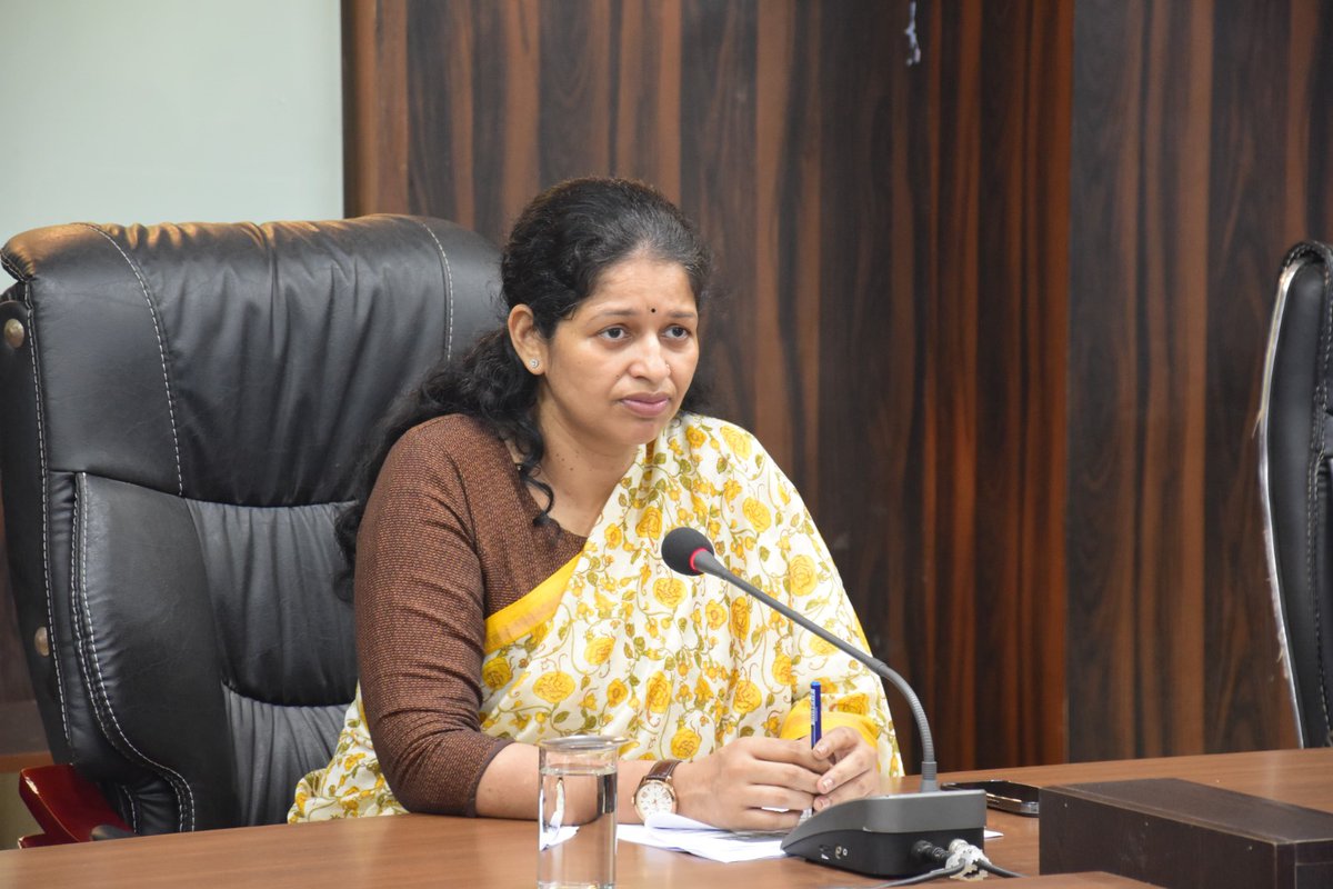 आज आयोजित समीक्षा बैठक में कहा कि सीएम हेल्पलाइन की ग्रेडिंग में अभी भी कई विभाग खराब रैंकिंग में हैं, जो विभाग प्रदेश में टॉप 20 में शामिल नहीं हो पाएंगे उनके विरूद्ध कार्रवाई की जाएगी। सभी अधिकारी सात दिवस में लंबित प्रकरणों का संतुष्टिपूर्वक निराकरण कर रैंकिंग में सुधार करें।