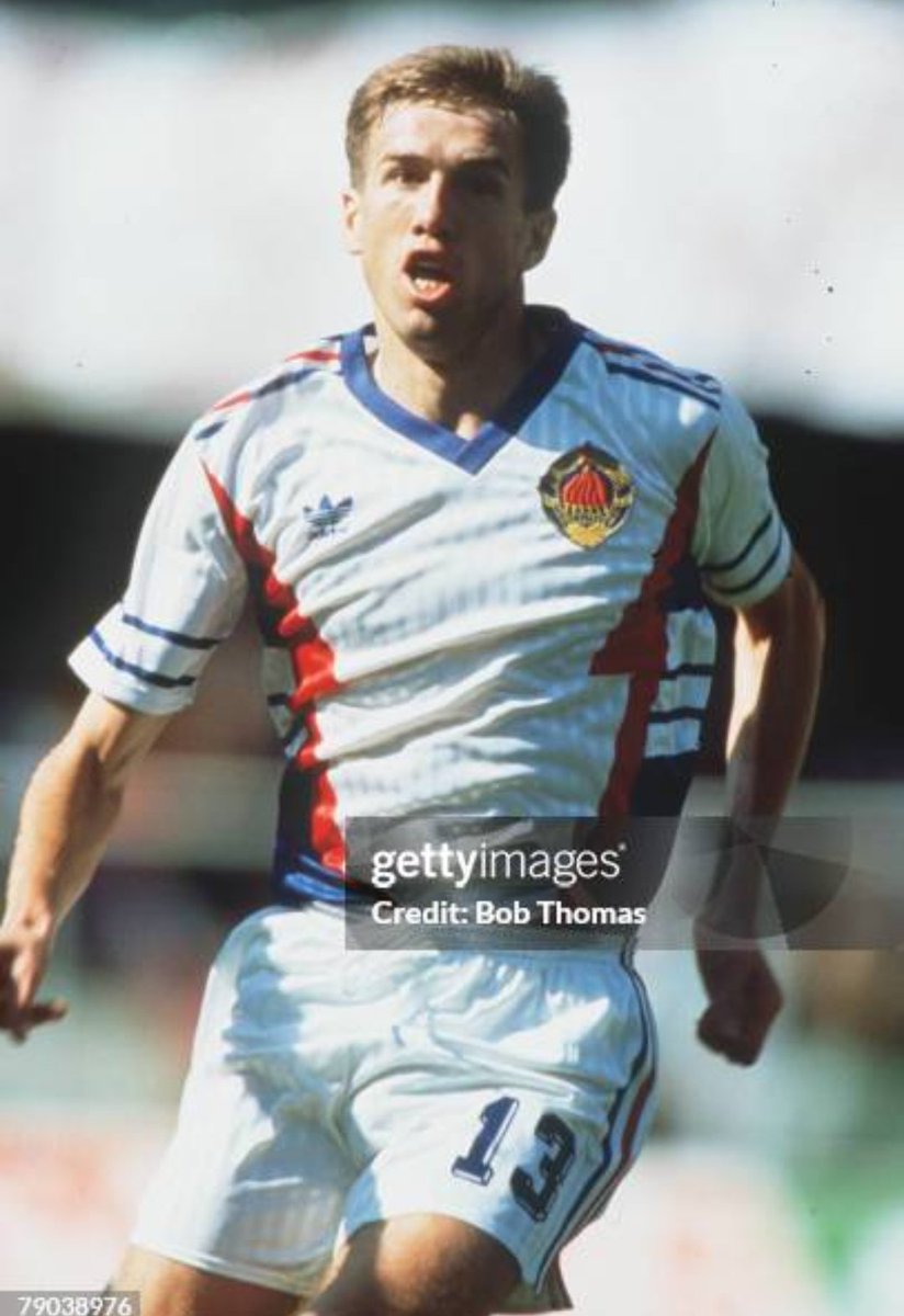 #Italia90
🇷🇸🇦🇷 faltam 0'
Os ventos de mudança na Jugoslávia sentem-se a nível social, politico, económico e até desportivo. Vai daí, Katanec pede ao seleccionador Osim a dispensa do jogo com a Argentina, porque a sua família em Liubliana recebe ameaças de morte