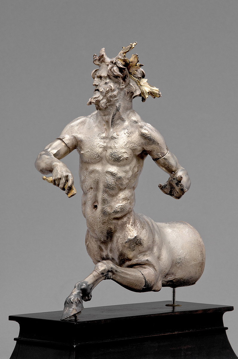 Merveille de l'art hellénistique, ce rhyton figure un centaure couronné jouant de la cithare. 

Argent et or. Milieu du IIe siècle av. J.-C, Empire Séleucide. Kunsthistorisches Museum, Vienne.