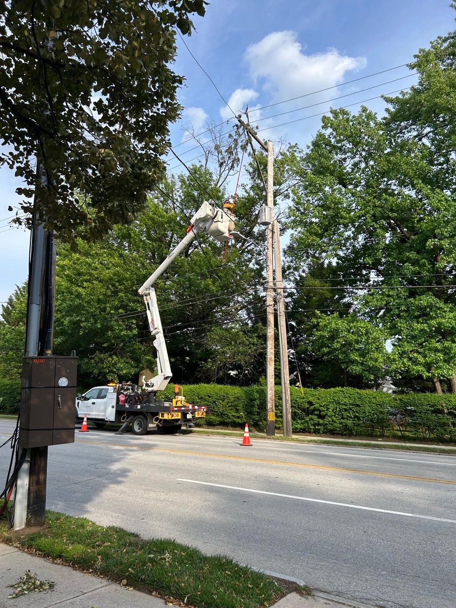 ComEd's tweet image. Welcome home, ComEd crews! Our incredible employees and support staff are back in northern Illinois after spending several days in the Philadelphia area helping restore power for @PECOconnect customers following severe storms. Despite the intense heat, our teams worked…