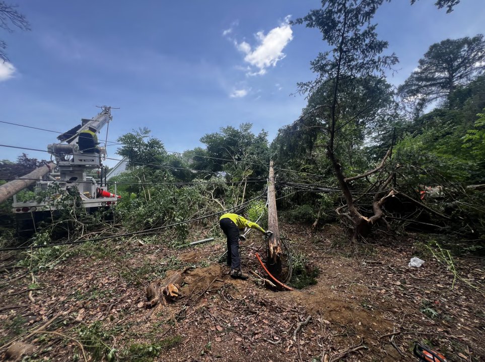 ComEd's tweet image. Welcome home, ComEd crews! Our incredible employees and support staff are back in northern Illinois after spending several days in the Philadelphia area helping restore power for @PECOconnect customers following severe storms. Despite the intense heat, our teams worked…