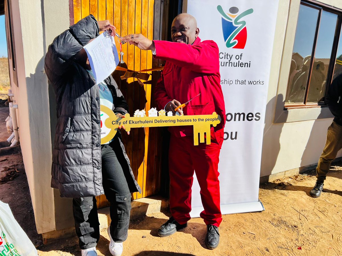 EFFGautengProv's tweet photo. 🚨MMCs On Duty🚨
MMC for Human settlement in the City of Ekurhuleni, Fighter Kgopelo Hollo continues to restore a dignity of residents of Ekurhuleni this winter by ensuring that rightful beneficiaries get newly built and warmer homes
On Friday, the MMC allocated 22 Houses to the community of Lindelani informal settlement in Benoni.
#EFFInGovernment