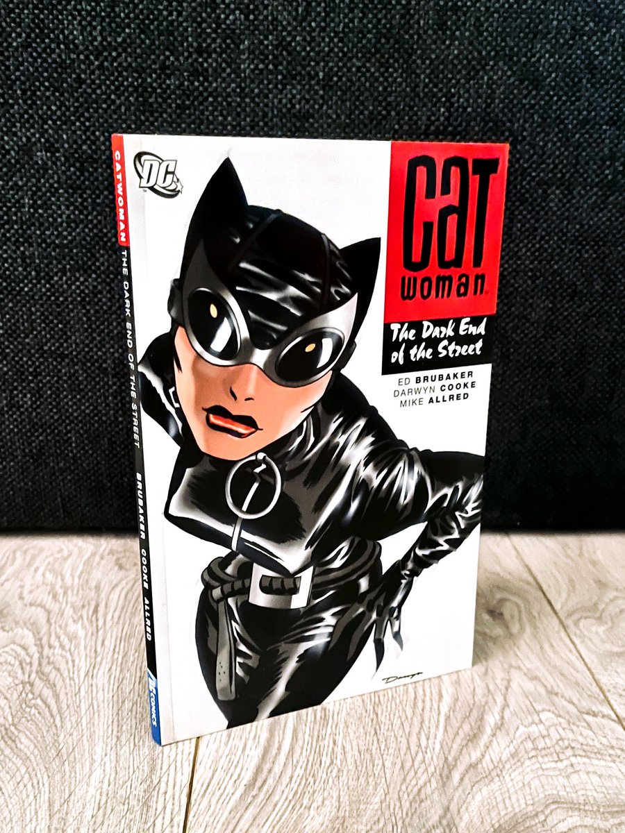 hot day, cool cat. Die #Catwoman Neudefinition durch die Comic/Krimi-Meister #EdBrubaker &amp; #DarwynCooke war schon etwas Besonderes. Hat fast 25 Jahre auf dem Katzenbuckel, liest sich immer noch klasse &amp; sieht umwerfend aus. Dito der Prolog um PI Slam Bradley #comic #dc #noir