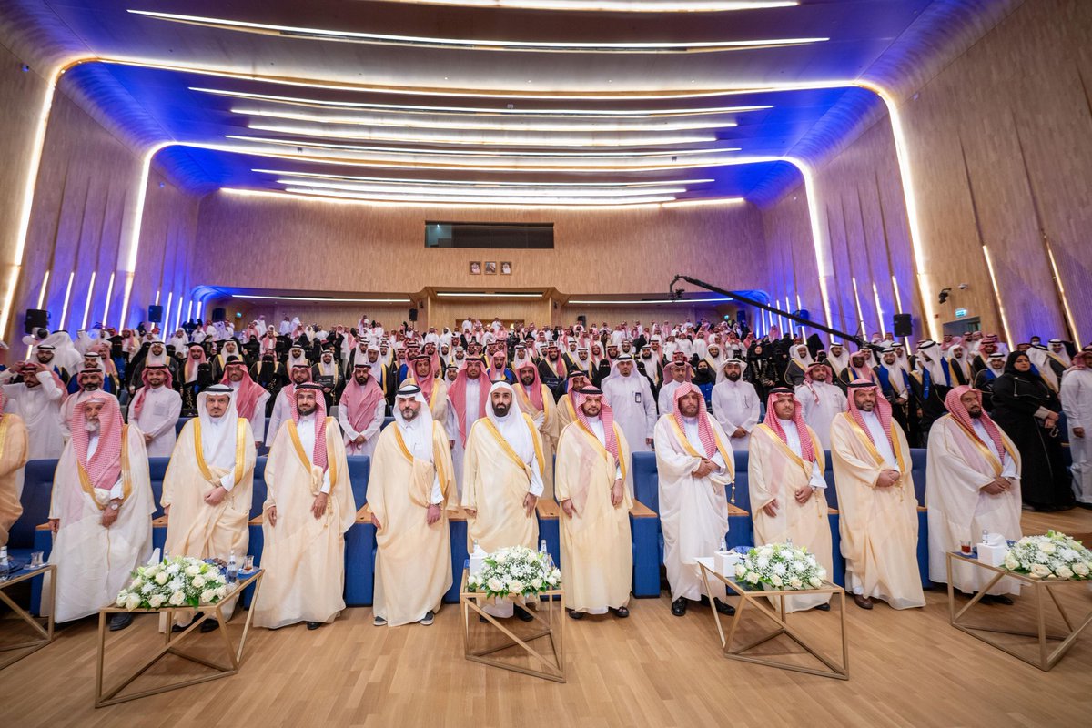 في أمسيةٍ من الفخر والاعتزاز، وبرعايةٍ كريمة من معالي وزير العدل، رئيس اللجنة التوجيهية الدائمة لبرنامج الدبلوم العالي للعلوم القانونية، الدكتور وليد الصمعاني، وبحضور معالي رئيس ديوان المظالم، رئيس اللجنة التنفيذية للبرنامج، الدكتور خالد اليوسف، سعدنا في #معهد_الإدارة_العامة