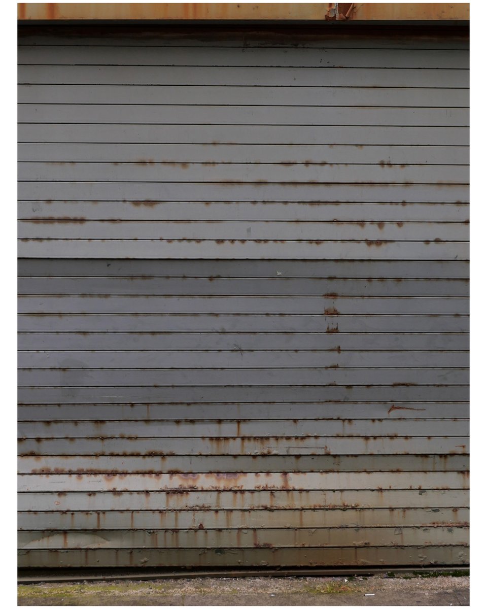 yeouiok's tweet image. 걷다 보면 멈춰 서게 하는 벽이 있다.
특별한 게 있는 건 아닌데 괜히 마음을 붙잡는다.
그게 문양이든, 시간의 흔적이든 간에
어쩐지 오래 기억에 남는 벽들.
그래서 그런 벽을 모아보려 한다.
이유 없이 시선이 머무는 순간들을, 하나씩.

#벽시리즈 #streetphotography #dailysnap #라이카dlux8